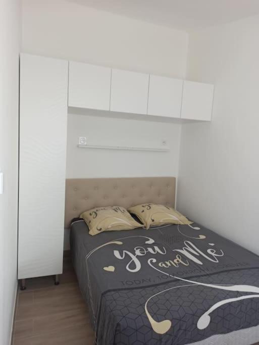 Maison, Rue Calme Dans Village Saint-Mitre-les-Remparts المظهر الخارجي الصورة